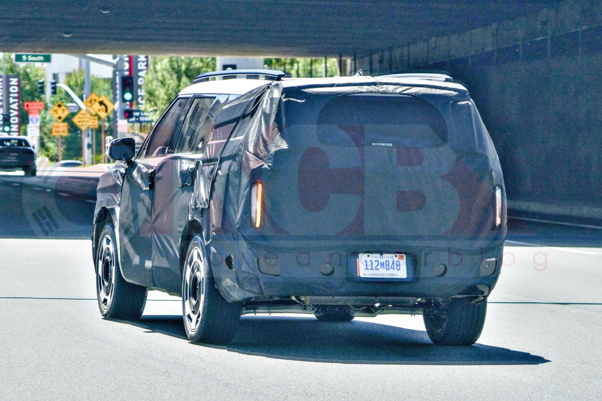 Hyundai Santa Fe EREV tiếp tục lộ ảnh chạy thử, hé lộ thiết kế mới