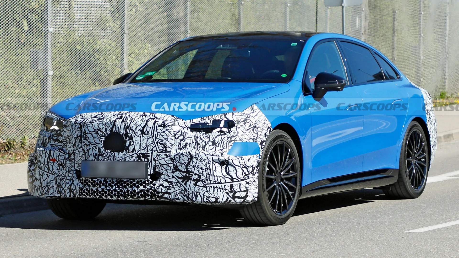 Hình ảnh Mercedes-Benz C-Class chạy điện với lớp áo ngụy trang