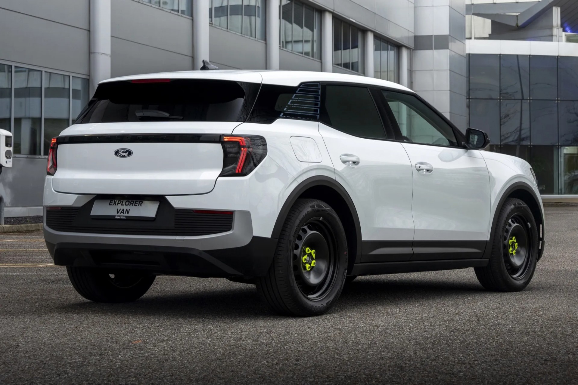 Ford Explorer EV 'lột xác' thành xe tải điện tại châu Âu