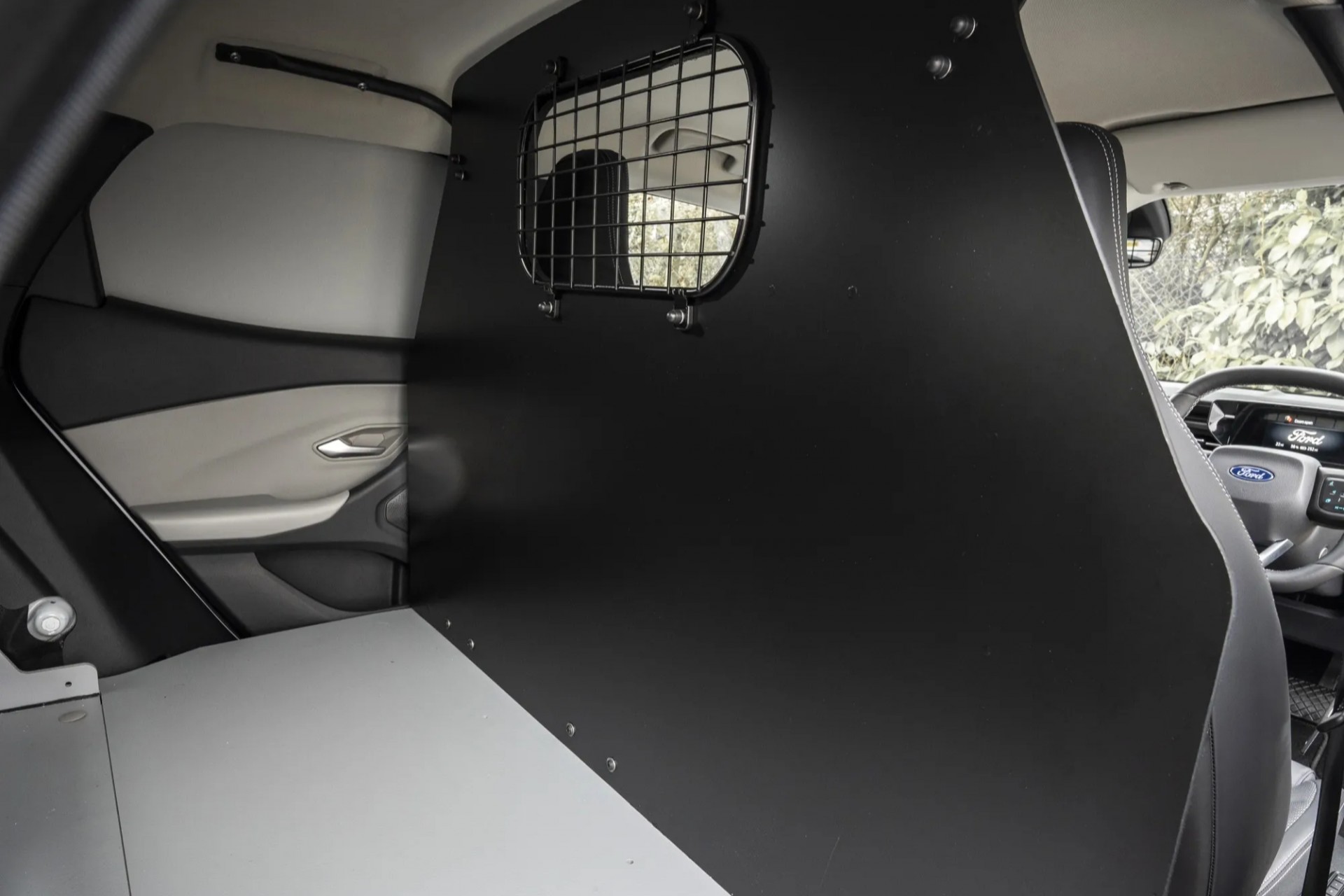 Ford Explorer EV 'lột xác' thành xe tải điện tại châu Âu