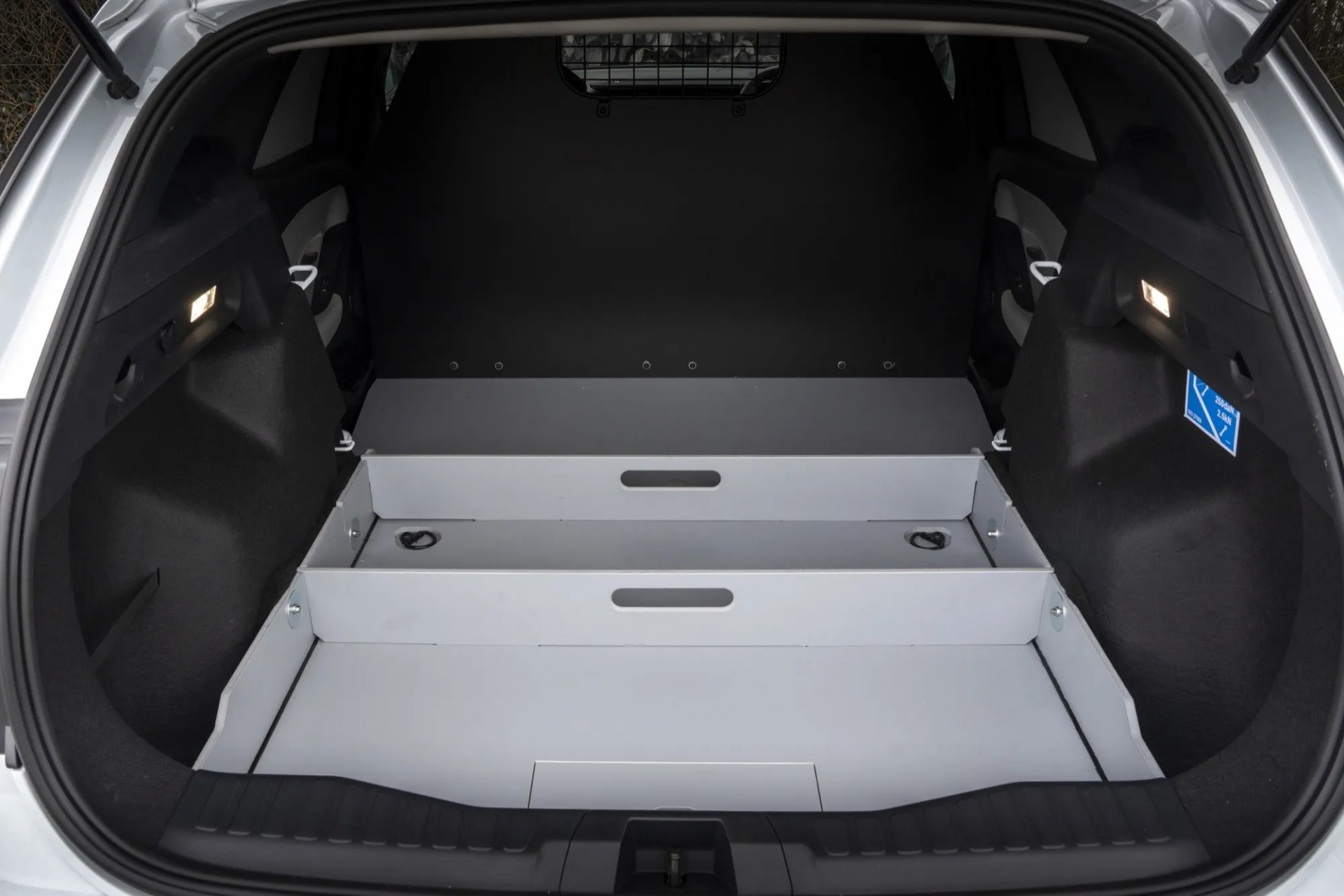 Ford Explorer EV 'lột xác' thành xe tải điện tại châu Âu