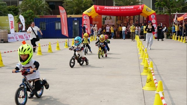 Các vận động viên nhí tranh tài trên đường đua Gymkhana Kid