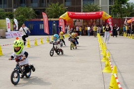 Các vận động viên nhí tranh tài trên đường đua Gymkhana Kid