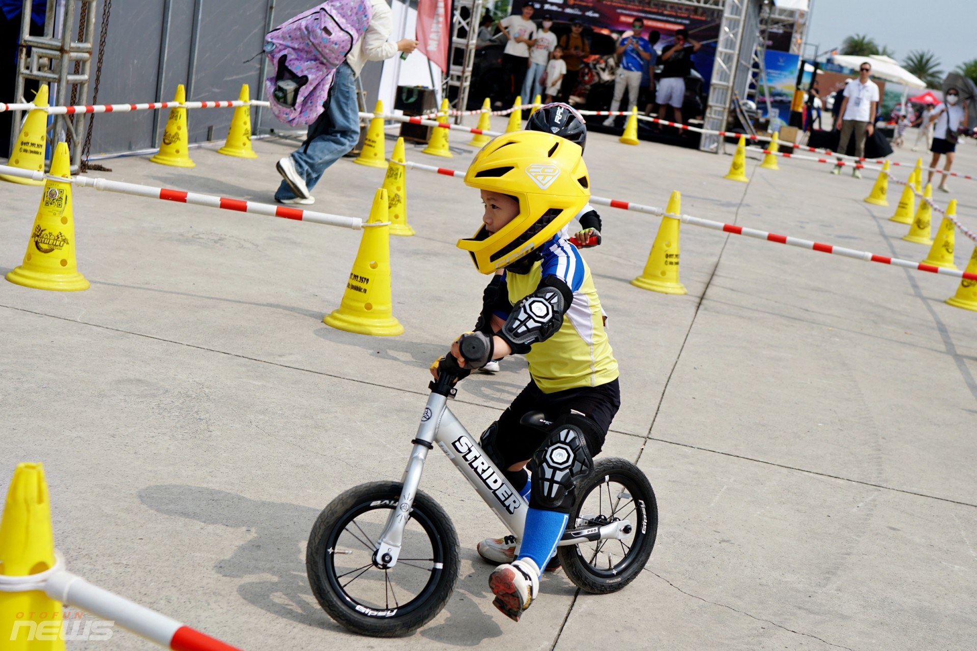 Các vận động viên nhí tranh tài trên đường đua Gymkhana Kid