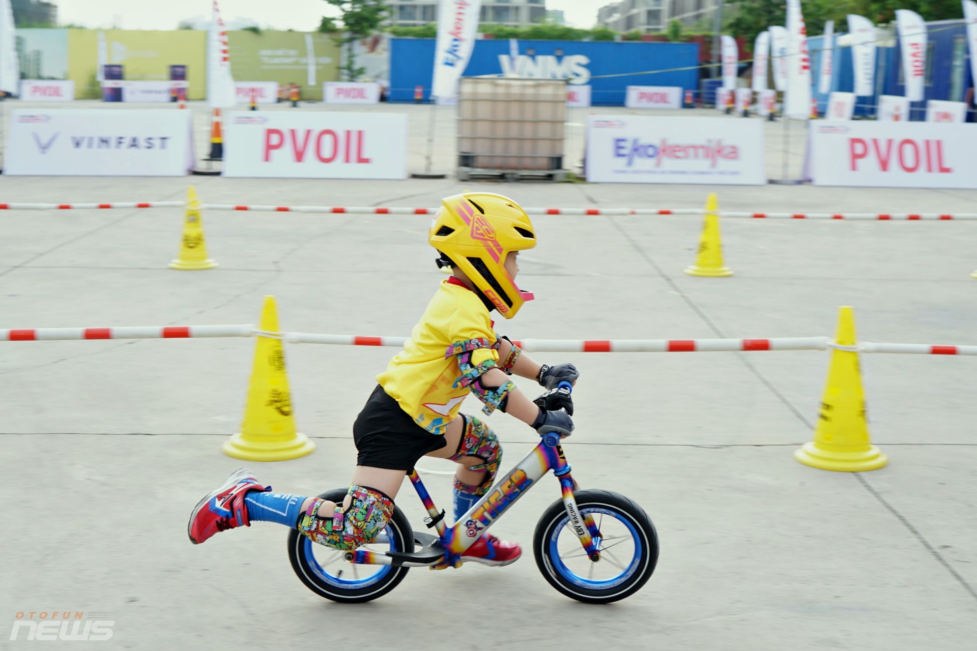 Các vận động viên nhí tranh tài trên đường đua Gymkhana Kid
