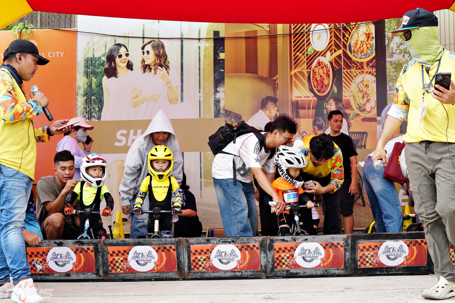 Các vận động viên nhí tranh tài trên đường đua Gymkhana Kid