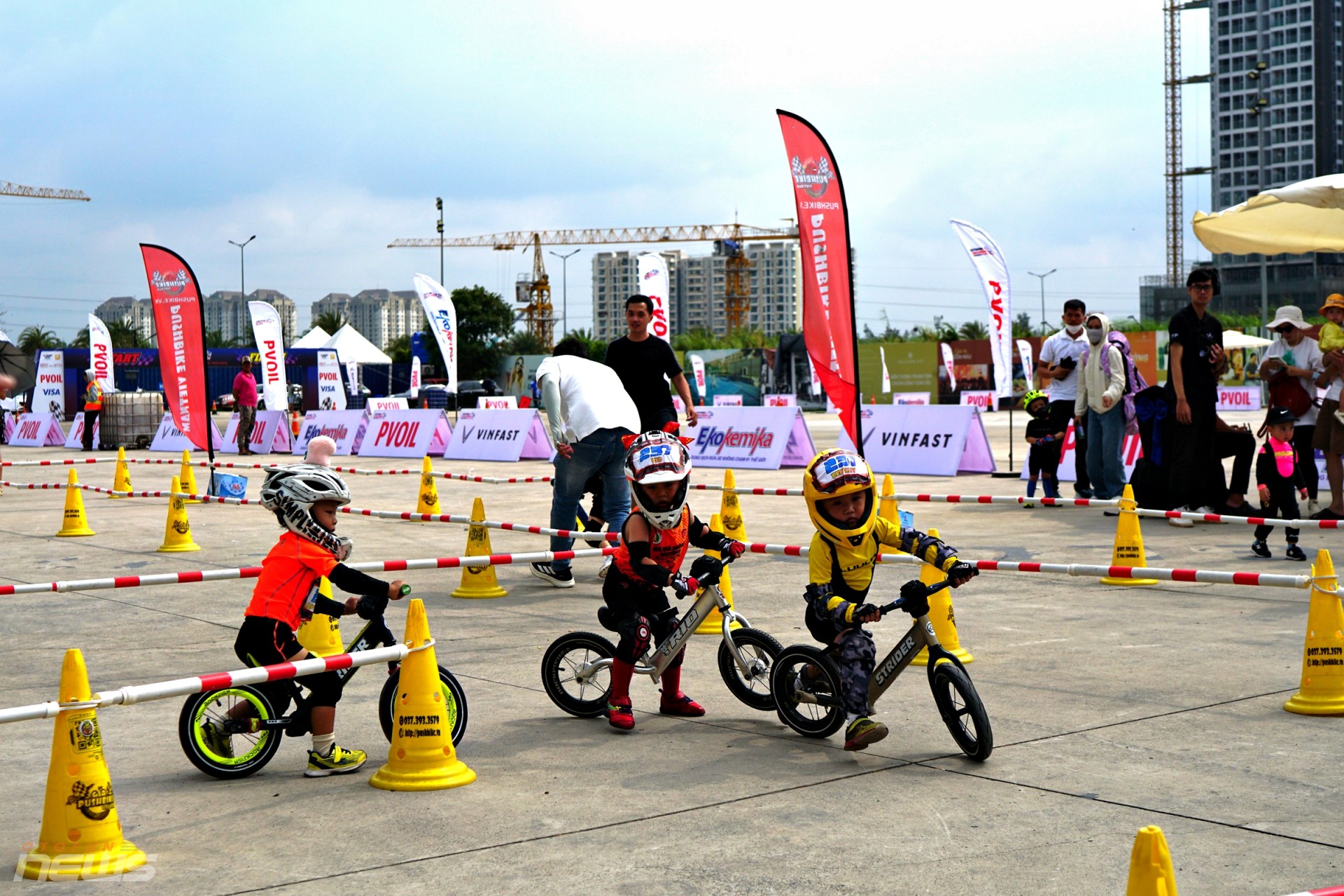 Các vận động viên nhí tranh tài trên đường đua Gymkhana Kid