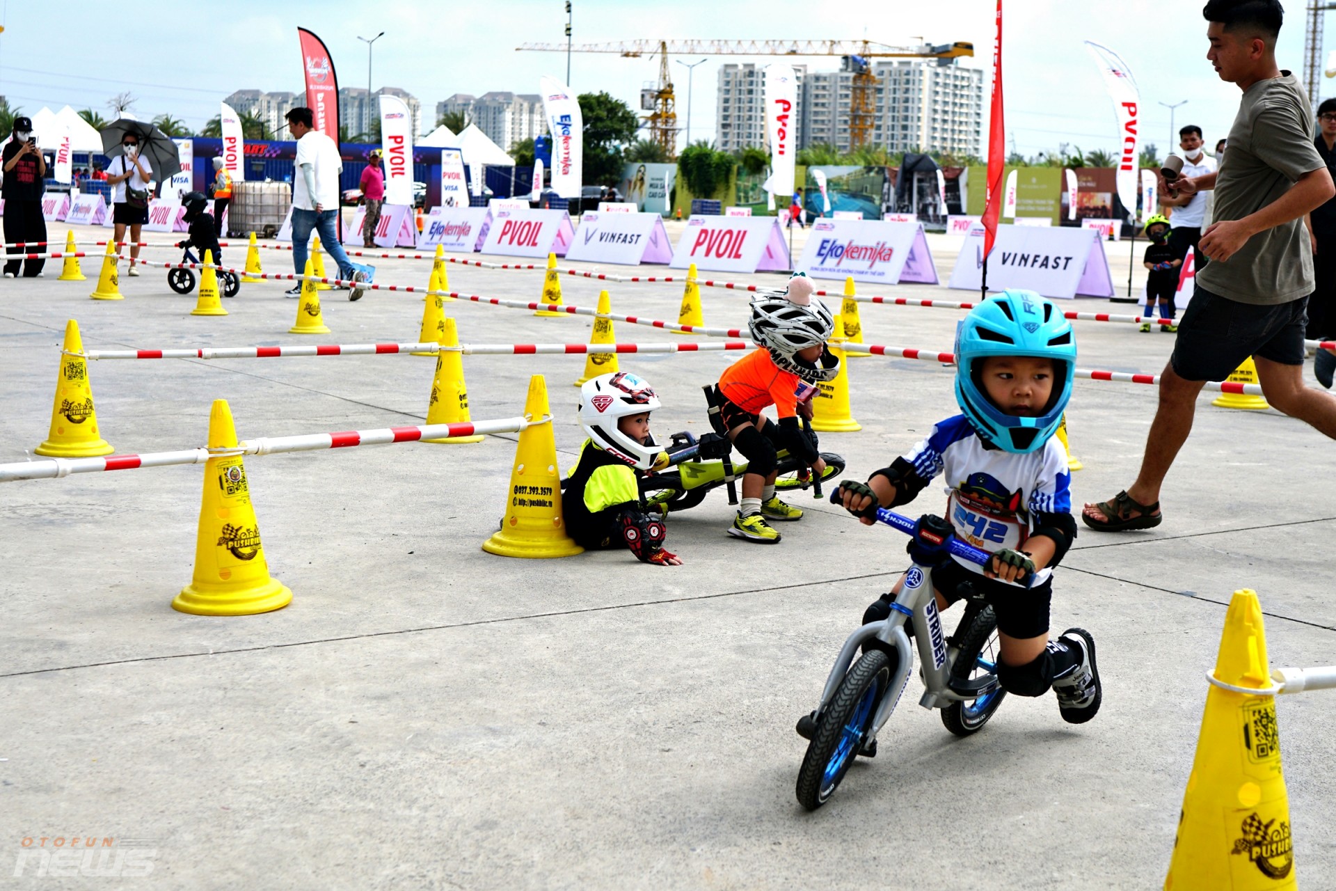 Các vận động viên nhí tranh tài trên đường đua Gymkhana Kid
