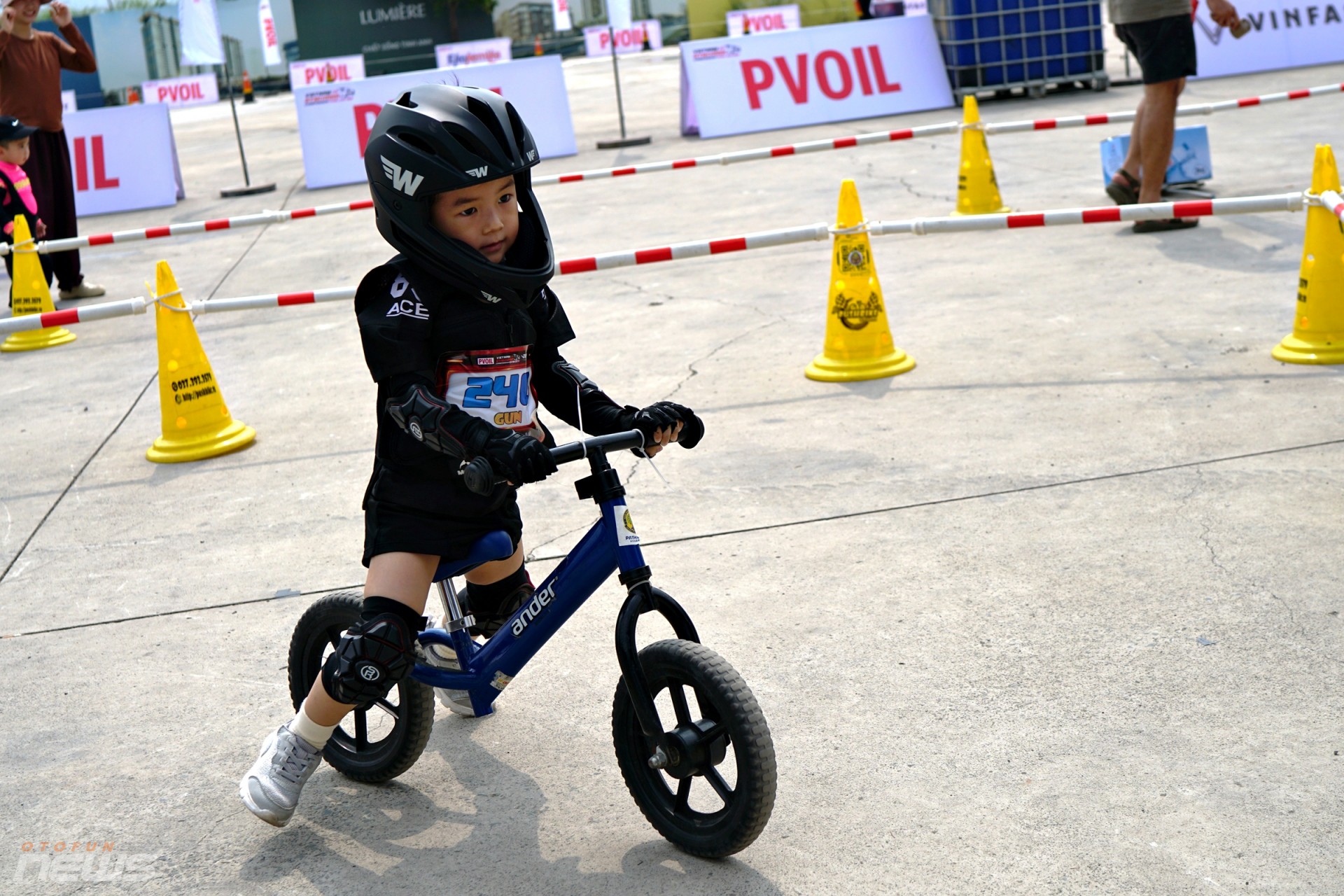 Các vận động viên nhí tranh tài trên đường đua Gymkhana Kid