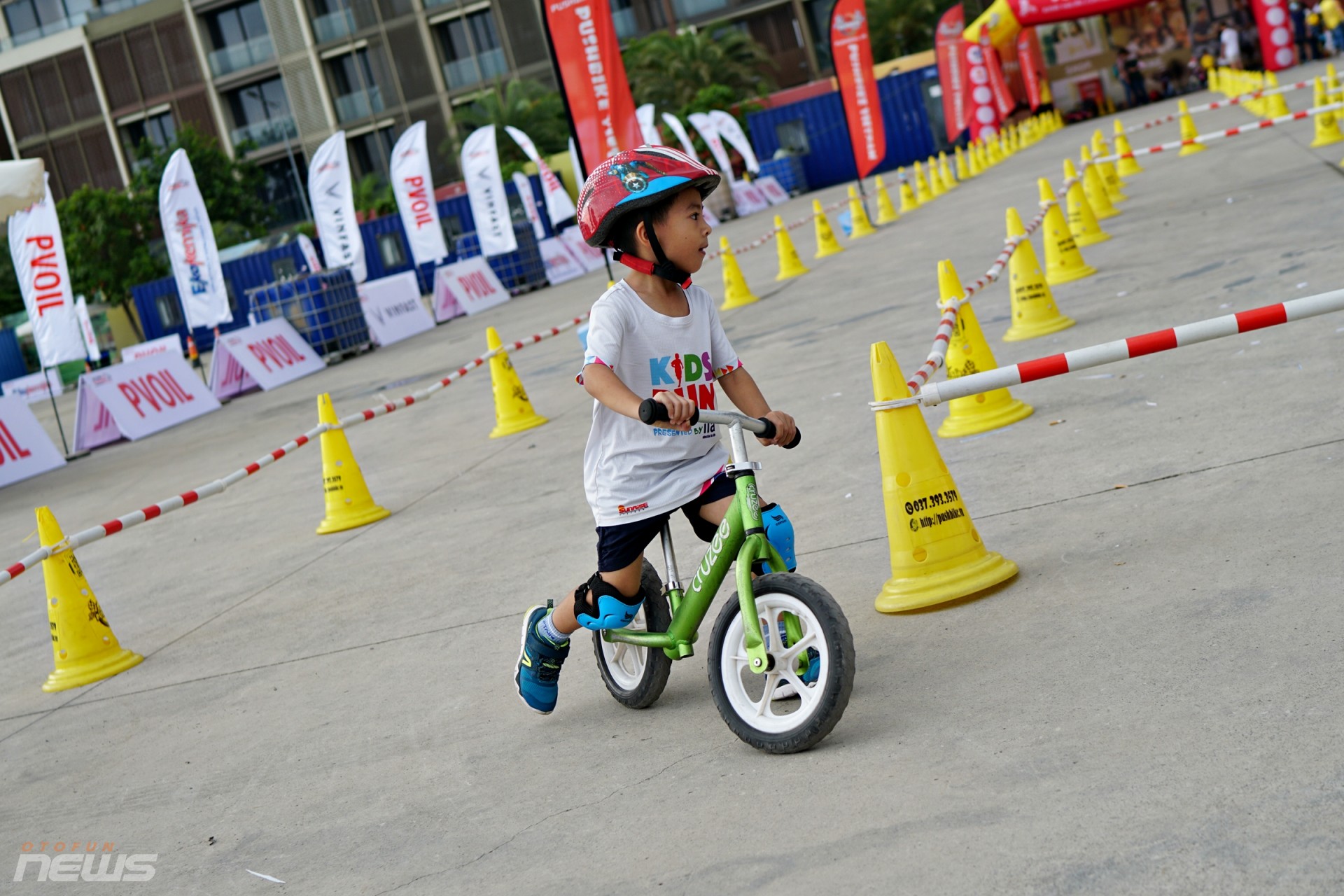 Các vận động viên nhí tranh tài trên đường đua Gymkhana Kid