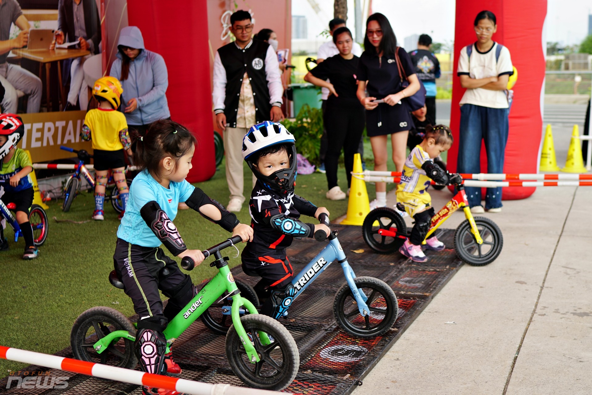 Các vận động viên nhí tranh tài trên đường đua Gymkhana Kid