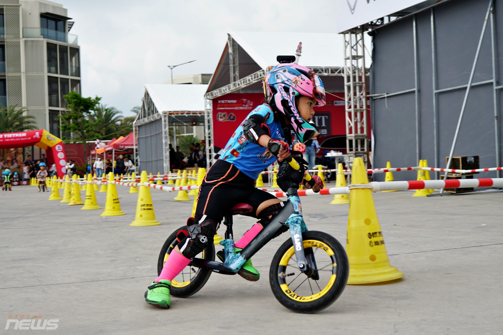 Các vận động viên nhí tranh tài trên đường đua Gymkhana Kid