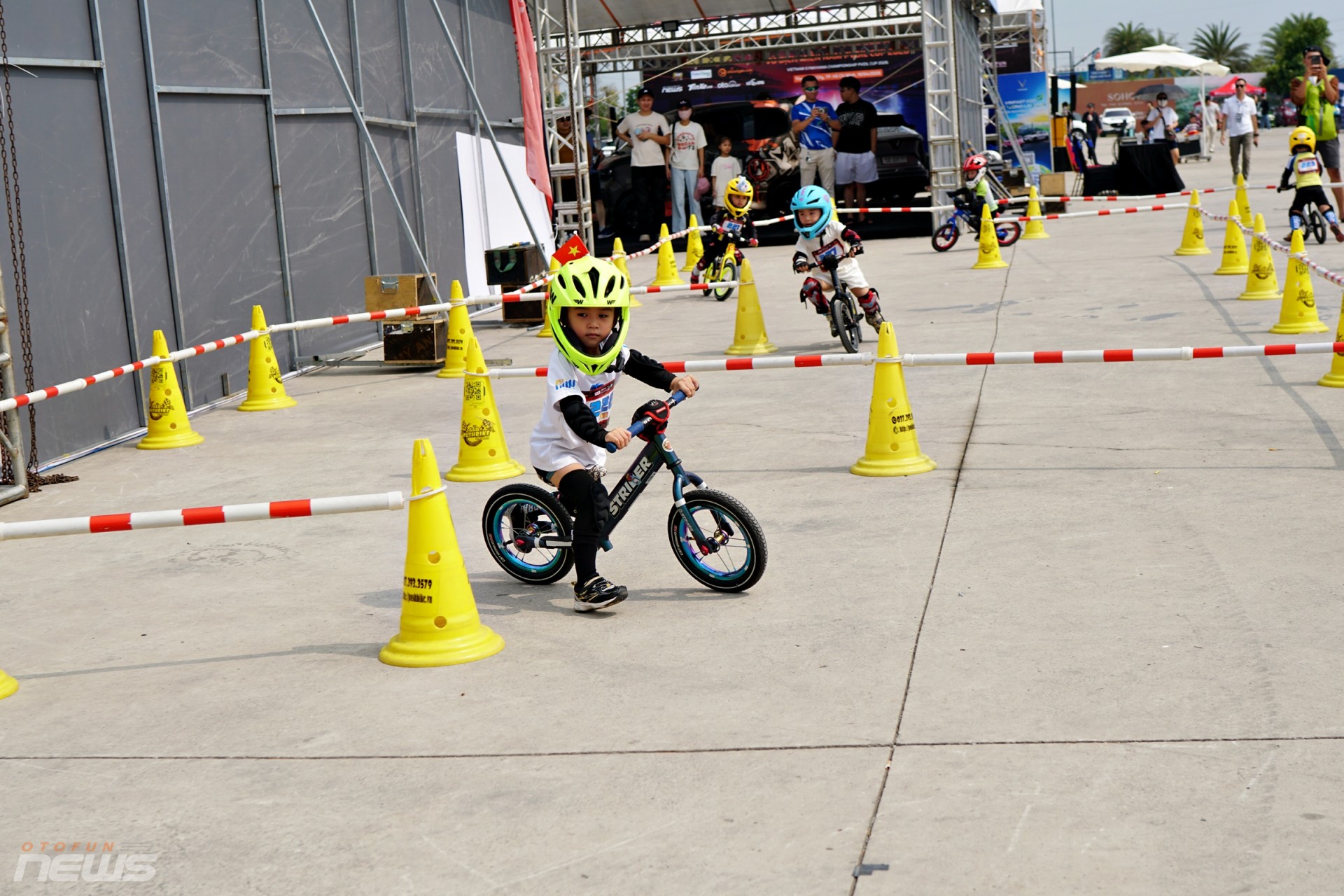 Các vận động viên nhí tranh tài trên đường đua Gymkhana Kid