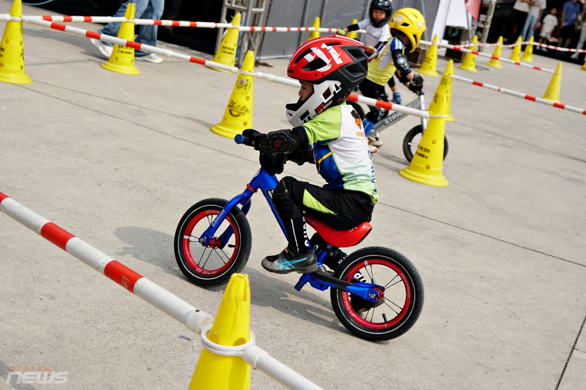 Các vận động viên nhí tranh tài trên đường đua Gymkhana Kid