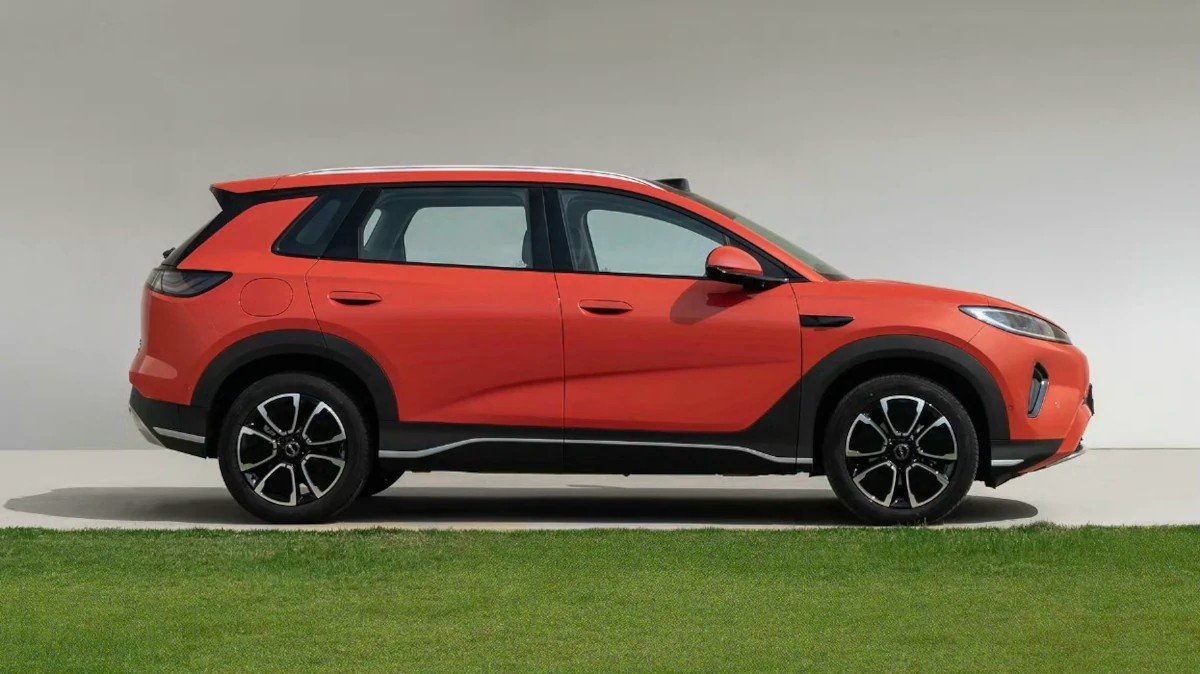 Phía bên của BYD Sealion 05 DM-i