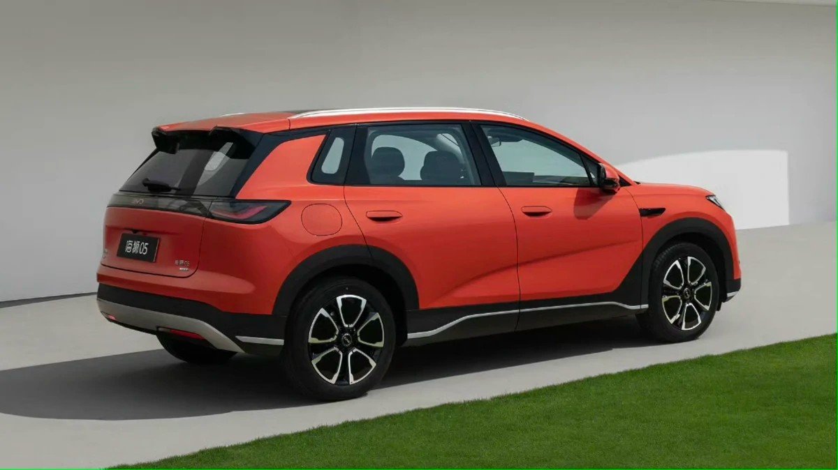 Phía sau của BYD Sealion 05 DM-i