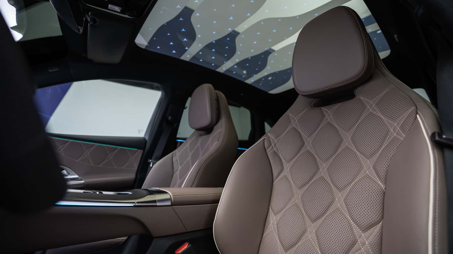 Hàng ghế trước của Mercedes-Benz C-Class Electric 2027