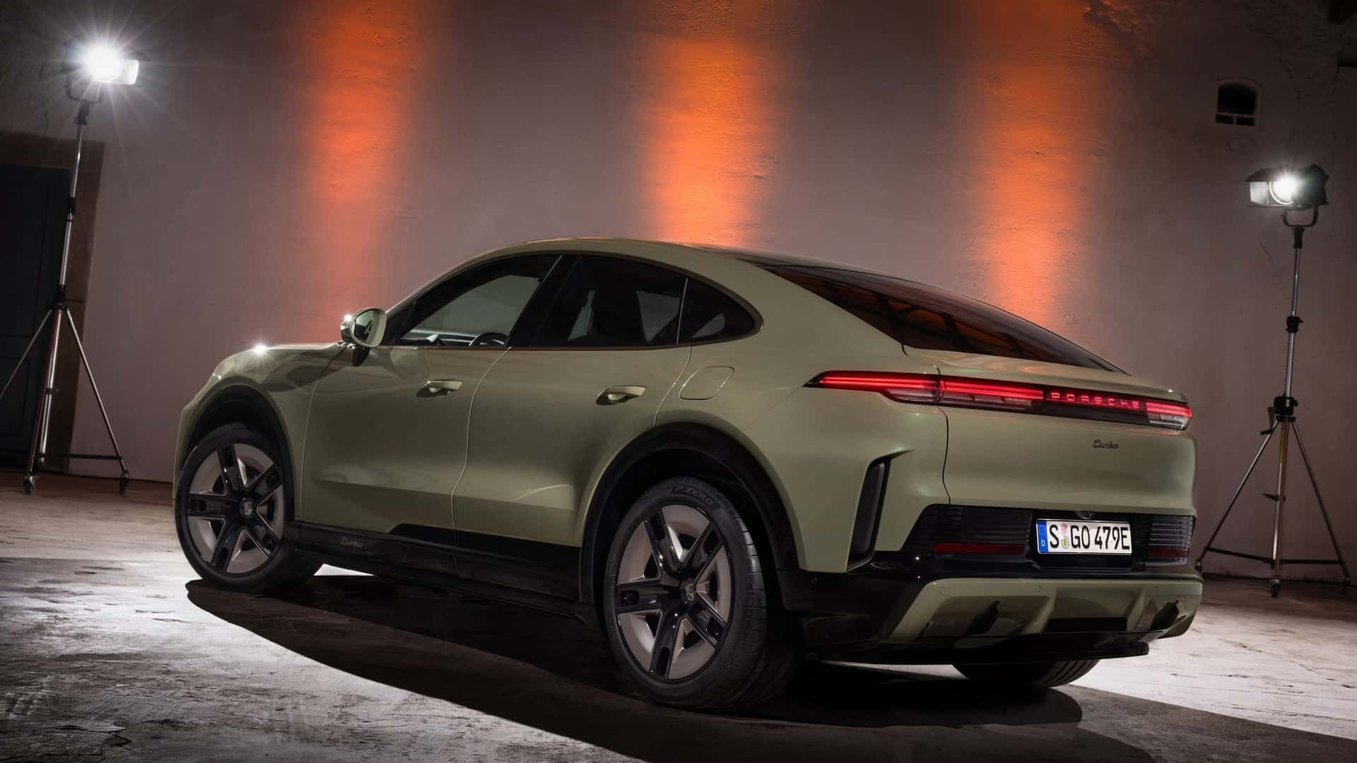 Phía sau của Porsche Cayenne Coupe Electric 