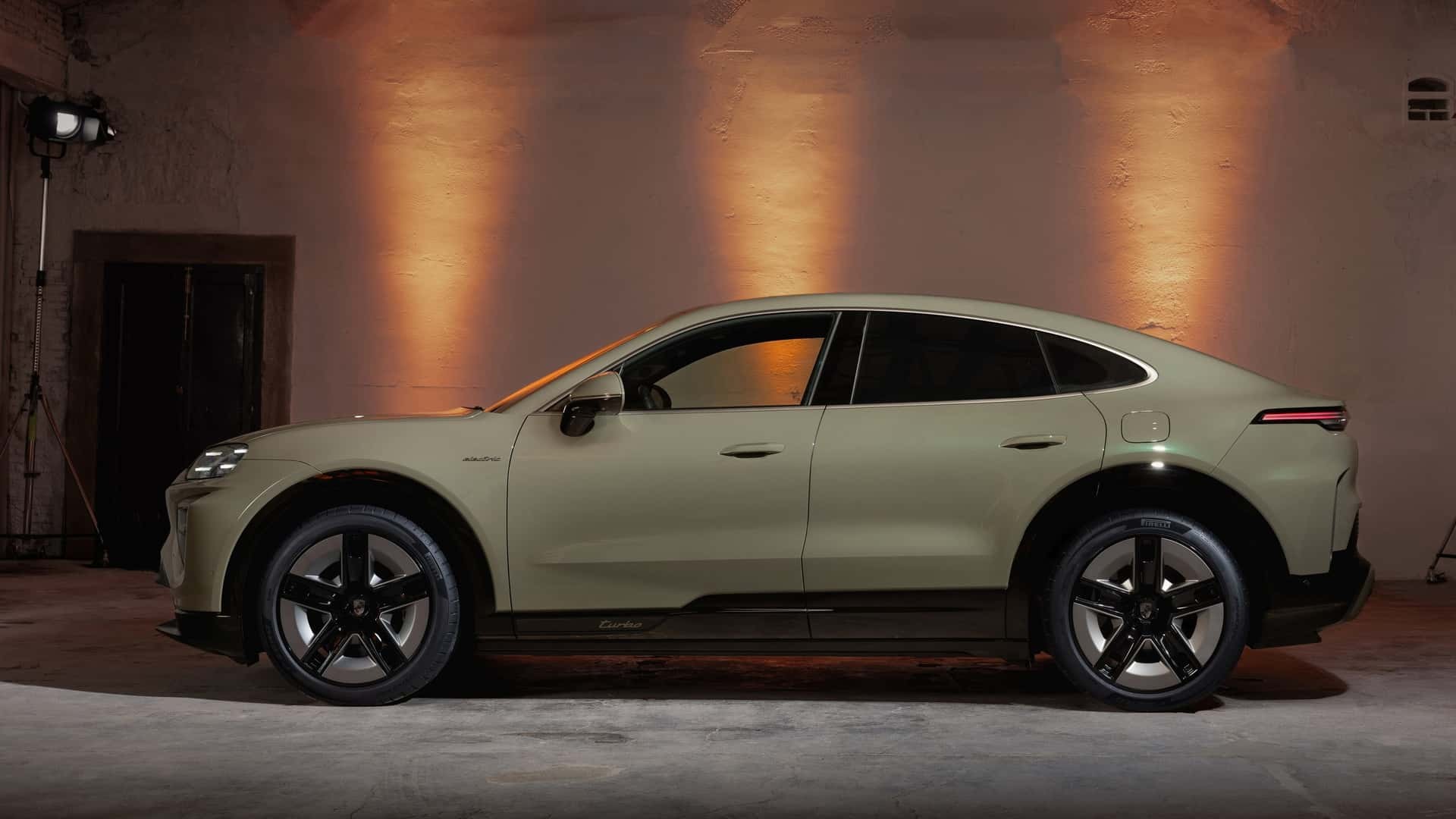 Phía bên của Porsche Cayenne Coupe Electric 