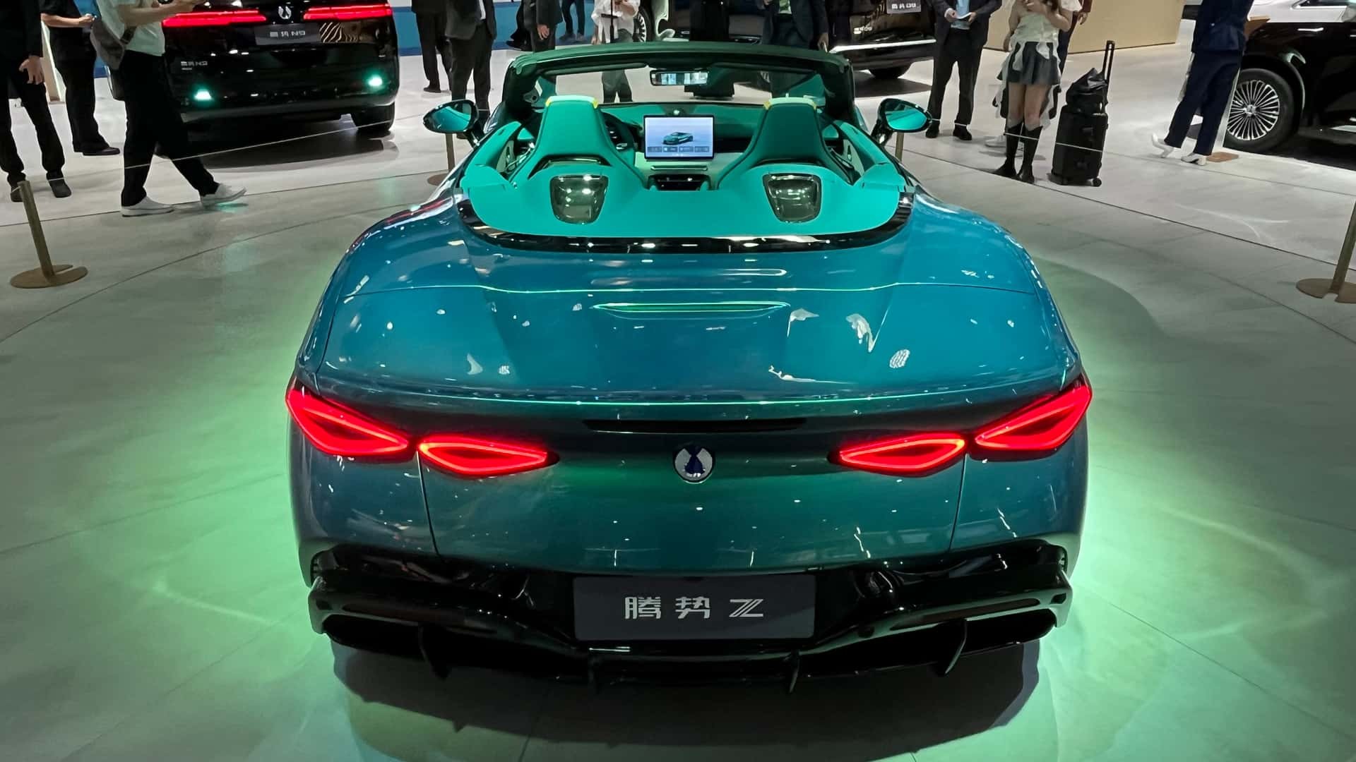Denza Z Convertible được trưng bày ở hội trường triển lãm