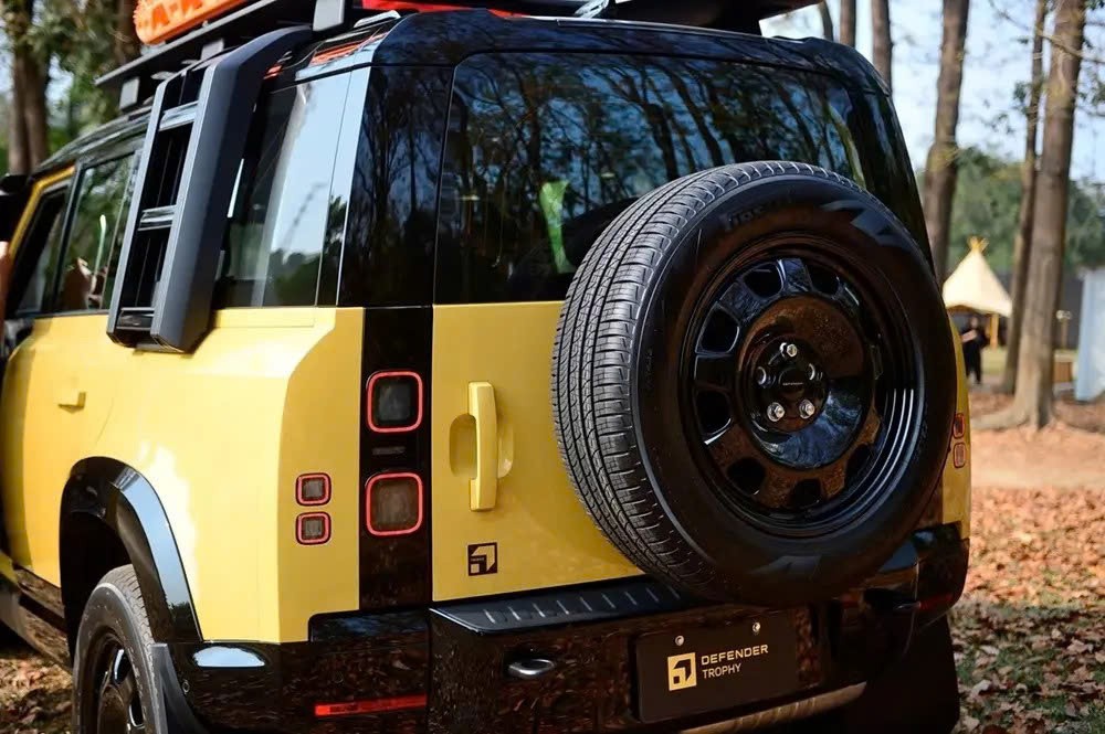 Land Rover Defender 110 Trophy Edition mở bán tại Việt Nam, giá gần 7,5 tỷ đồng