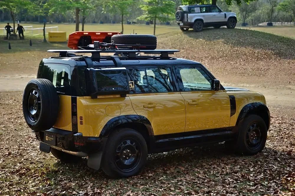 Land Rover Defender 110 Trophy Edition mở bán tại Việt Nam, giá gần 7,5 tỷ đồng