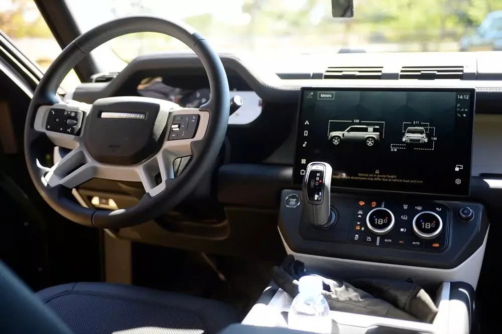 Land Rover Defender 110 Trophy Edition mở bán tại Việt Nam, giá gần 7,5 tỷ đồng
