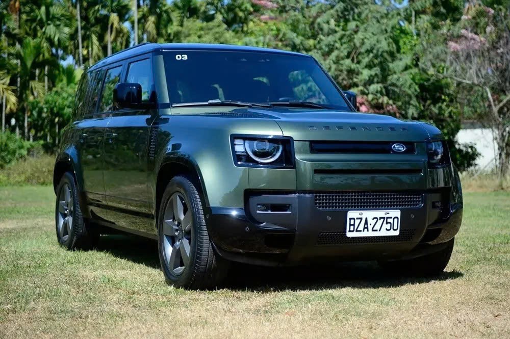Land Rover Defender 110 Trophy Edition mở bán tại Việt Nam, giá gần 7,5 tỷ đồng