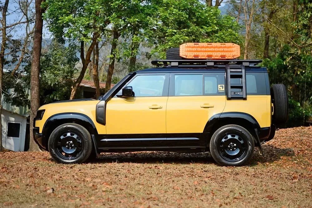 Land Rover Defender 110 Trophy Edition mở bán tại Việt Nam, giá gần 7,5 tỷ đồng