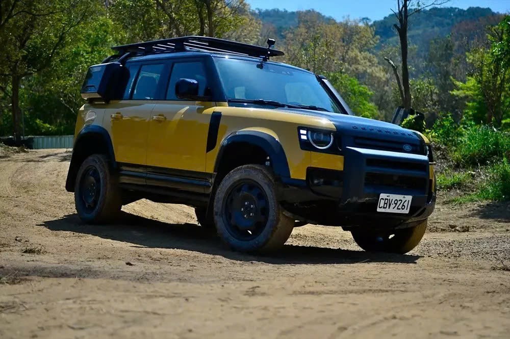 Land Rover Defender 110 Trophy Edition mở bán tại Việt Nam, giá gần 7,5 tỷ đồng