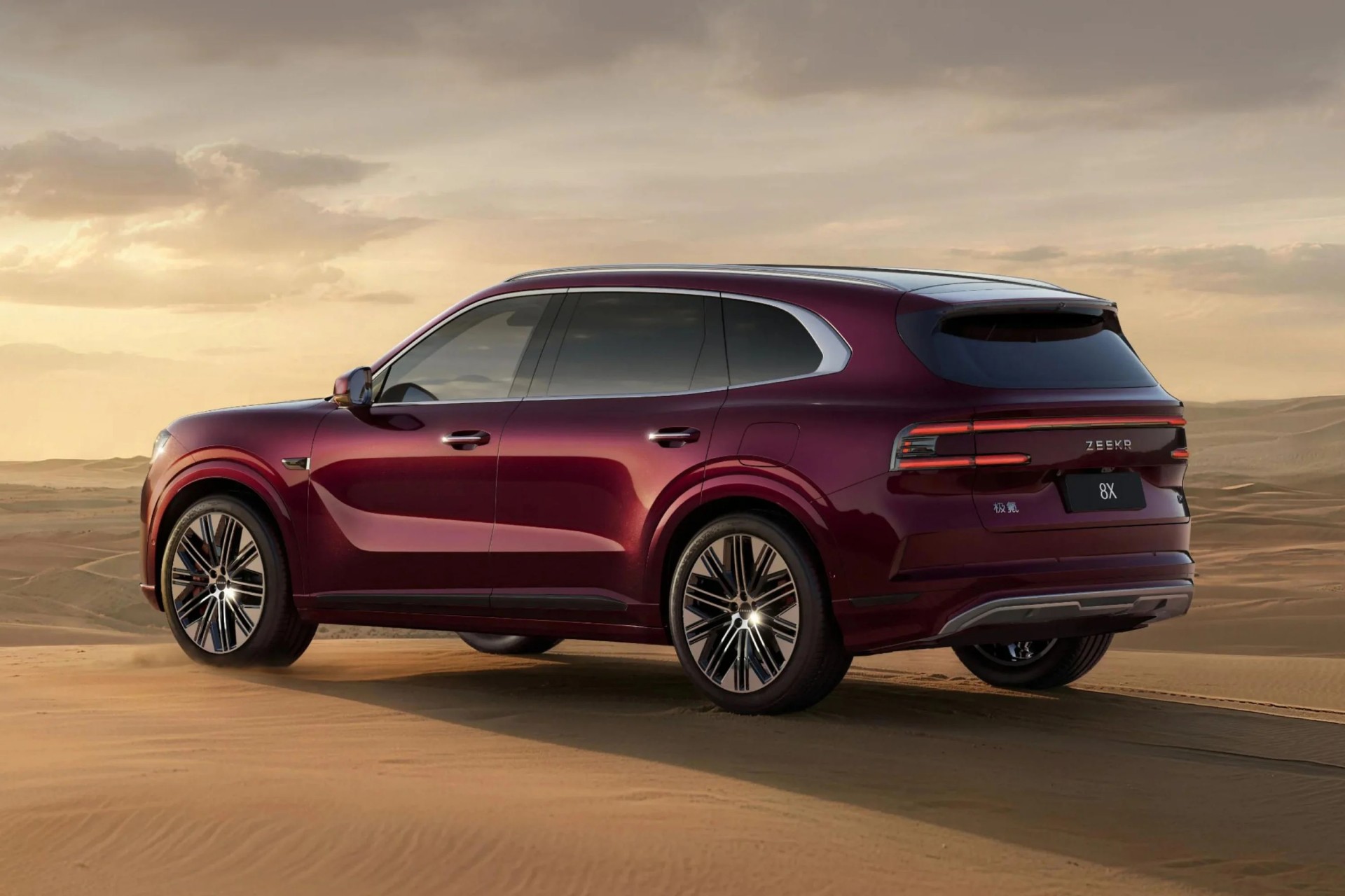 Zeekr 8X ra mắt với công nghệ hybrid mới, sạc nhanh 9 phút, tăng tốc dưới 3 giây