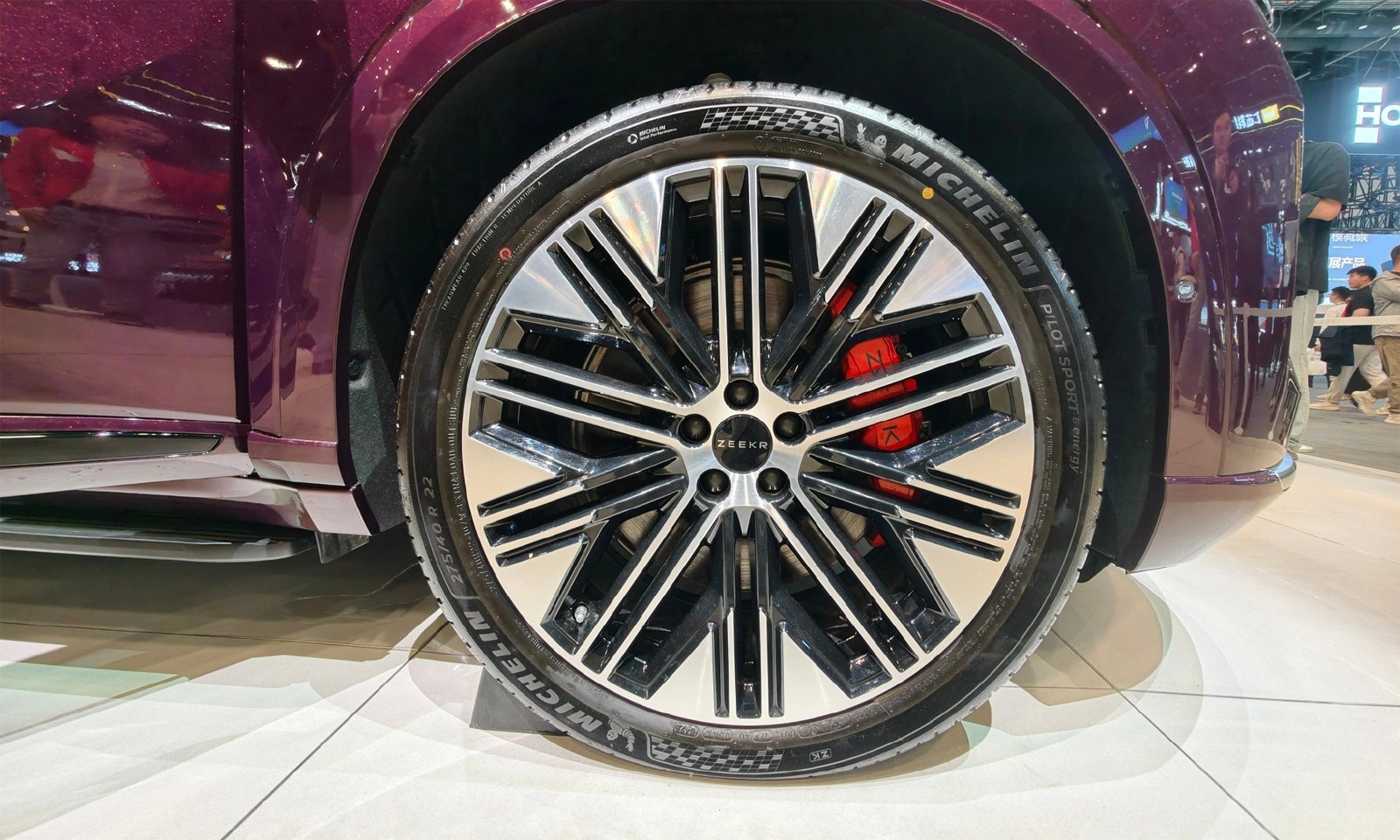 Zeekr 8X ra mắt với công nghệ hybrid mới, sạc nhanh 9 phút, tăng tốc dưới 3 giây