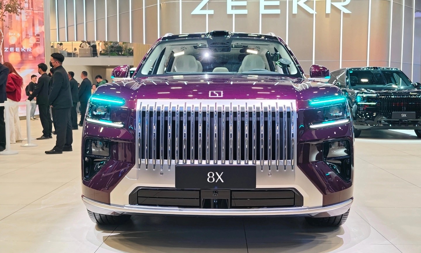 Zeekr 8X ra mắt với công nghệ hybrid mới, sạc nhanh 9 phút, tăng tốc dưới 3 giây