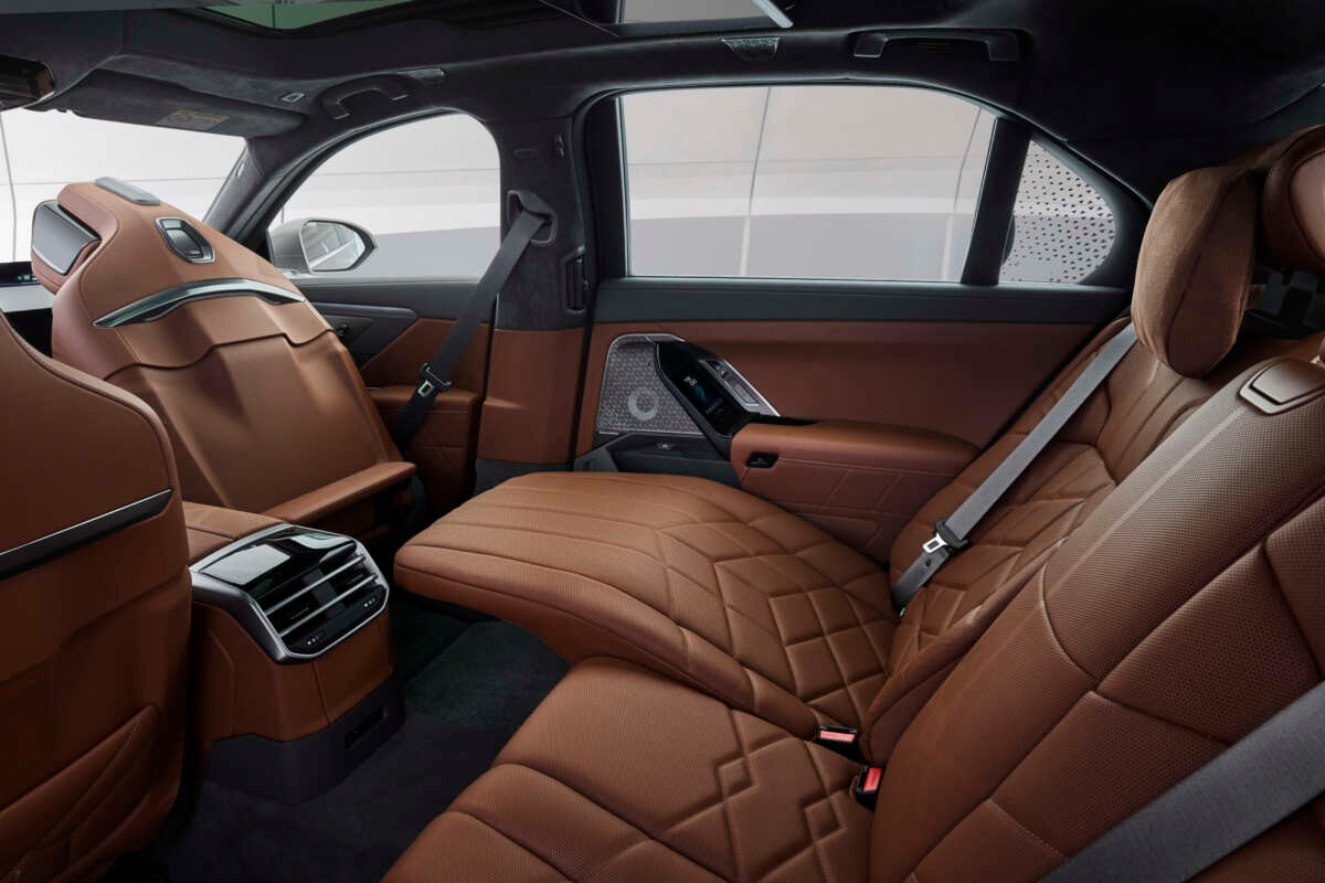 BMW 7 Series 2026 nâng cấp giữa vòng đời, bản điện i7 đi tới 708 km
