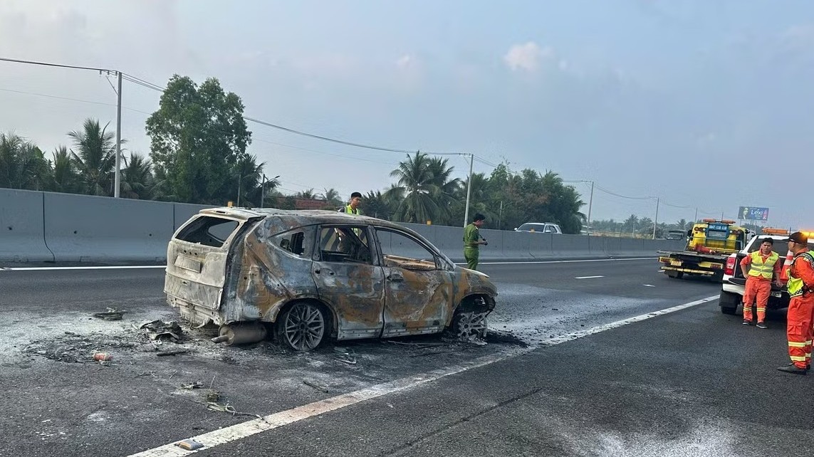 Ô tô chở gia đình bốc cháy trên cao tốc TP.HCM Trung Lương
