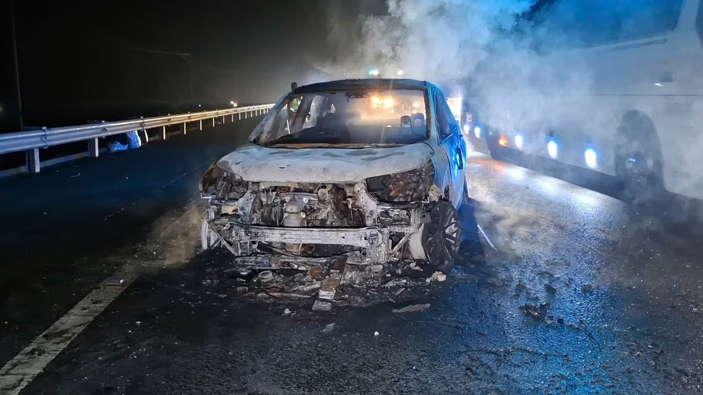 Ô tô chở gia đình bốc cháy trên cao tốc TP.HCM Trung Lương