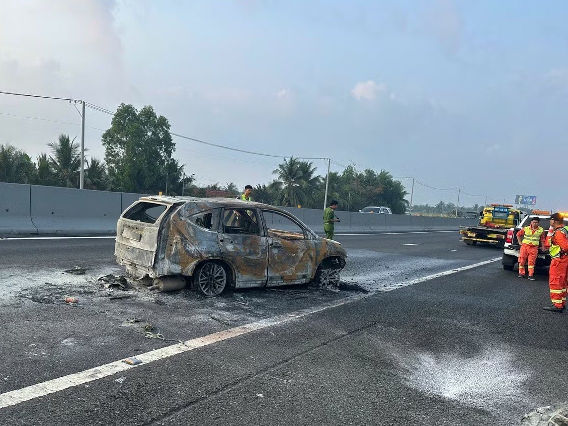 Ô tô chở gia đình bốc cháy trên cao tốc TP.HCM Trung Lương