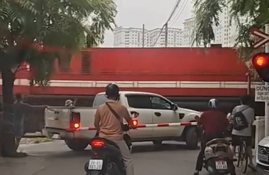 Tình trạng đáng báo động: Vượt rào đường sắt gây hậu quả nghiêm trọng