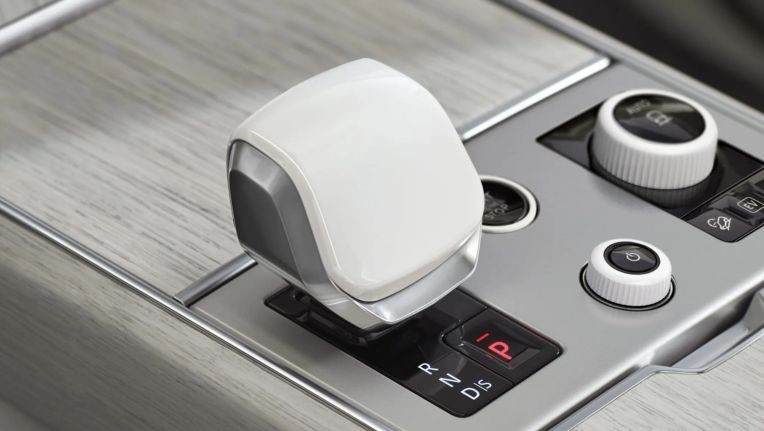 Range Rover SV Ultra ra mắt, khoang cabin như phòng thư giãn di động