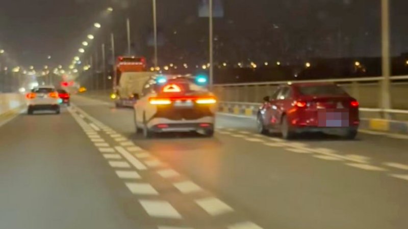  Hình ảnh robotaxi Trung Quốc dừng giữa đường đột ngột khi đang lưu thông tối ngày 31/3/2026 tại Vũ Hán, Trung Quốc 