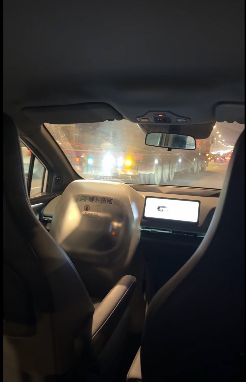 Hình ảnh một hành khách ghi lại bên trong một chiếc robotaxi Baidu Apollo Go
