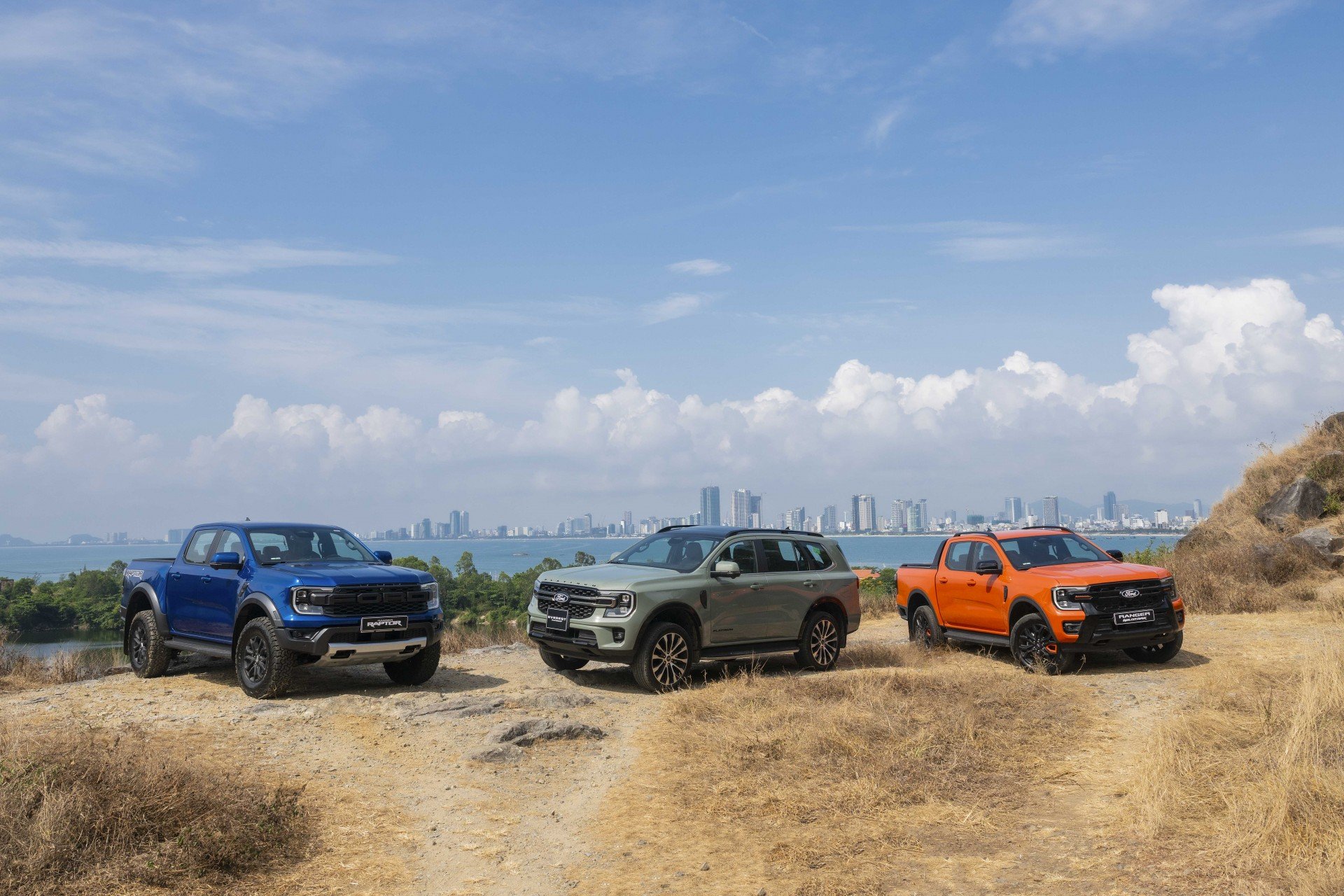 Ford Ranger Raptor 3.0L V6 ra mắt, giá 1,448 tỷ đồng
