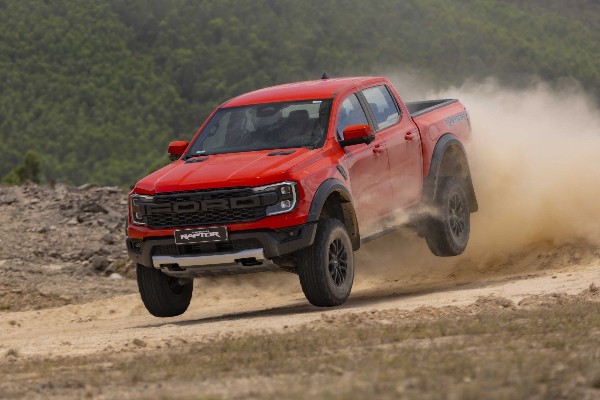 Ford Ranger Raptor 3.0L V6 ra mắt, giá 1,448 tỷ đồng