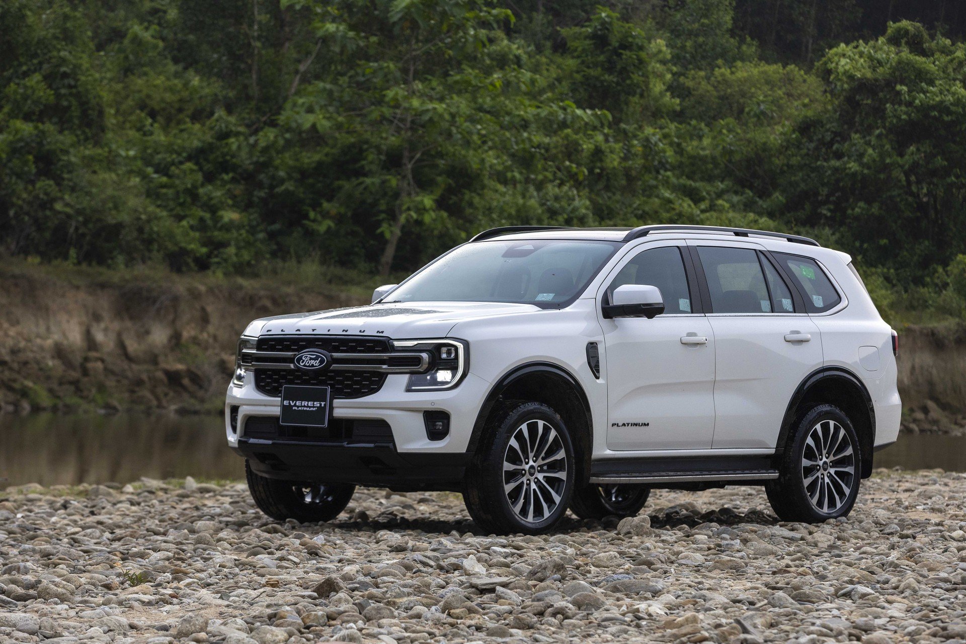 Ford Ranger Raptor 3.0L V6 ra mắt, giá 1,448 tỷ đồng