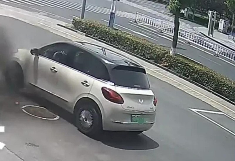 Hình ảnh camera an ninh ghi nhận chiếc xe có hiện tượng bốc khói trước khi cháy lớn