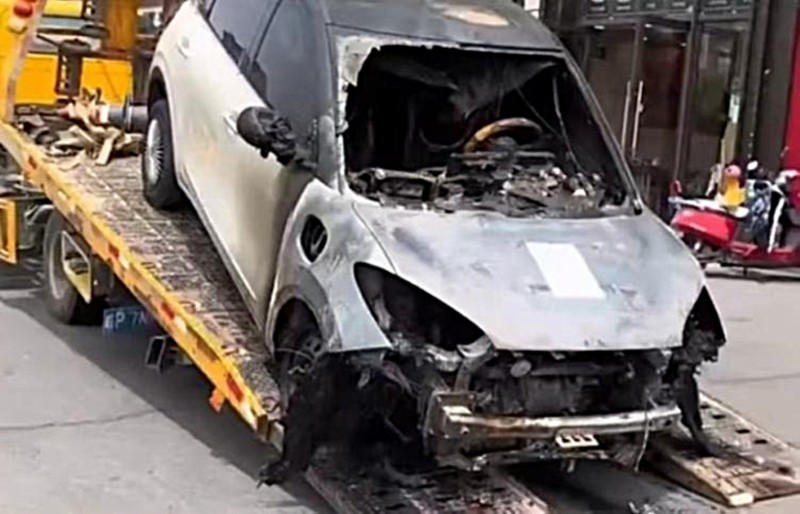 Lửa cháy lớn thiêu rụi hoàn toàn phần đầu xe và lan cả vào không gian nội thất