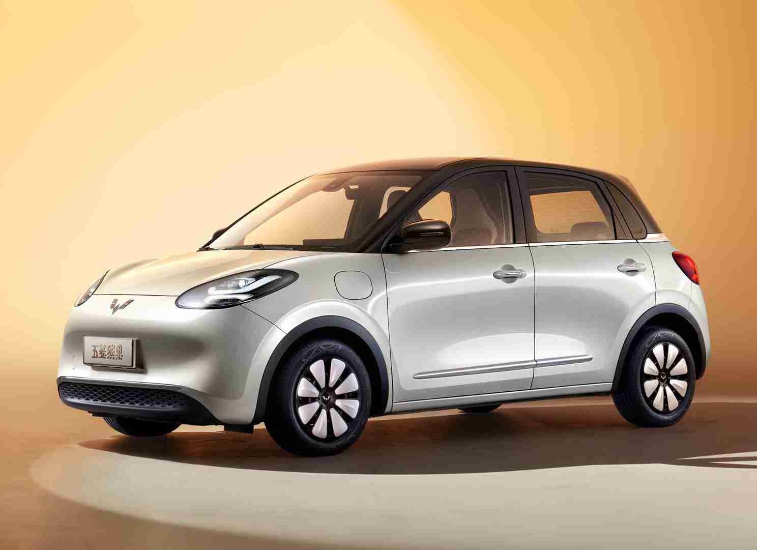 Xe điện giá rẻ Wuling Bingo EV bỗng nhiên bốc cháy khi đang đỗ, thiêu rụi đầu xe