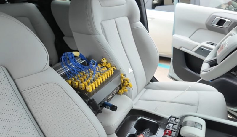 Nhóm thử nghiệm tiến hành đặt các thiết bị cảm biến nhiệt để đo nhiệt độ pin trong quá trình sạc