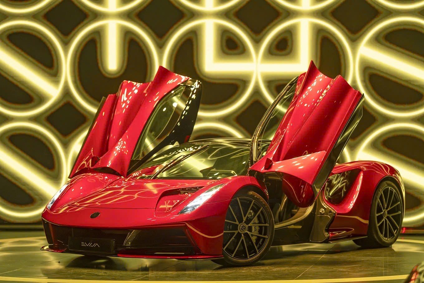 Lotus ra mắt 4 xe thể thao, giá cao nhất gần 13 tỷ