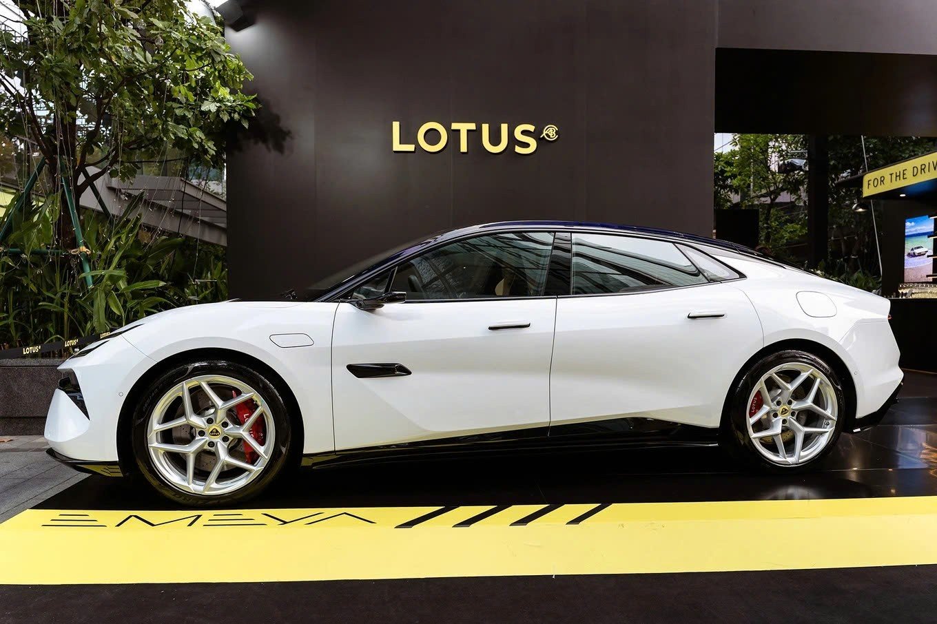 Lotus ra mắt 4 xe thể thao, giá cao nhất gần 13 tỷ